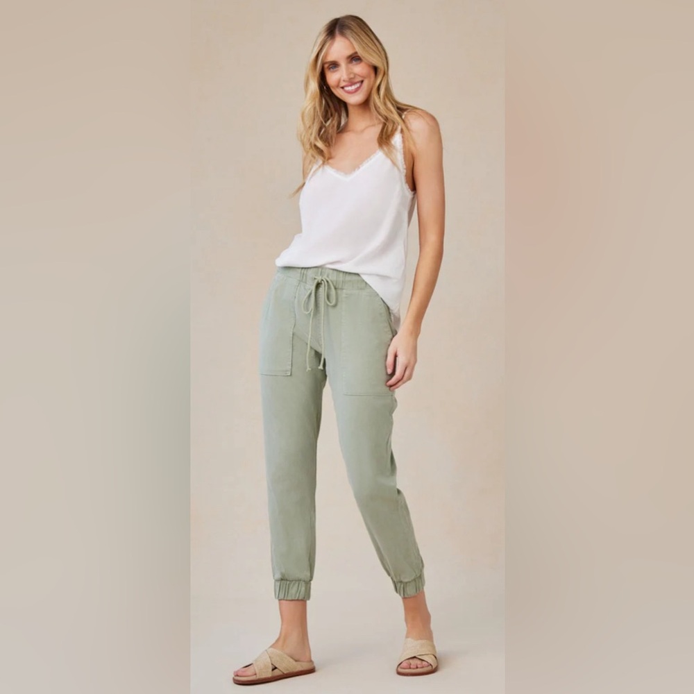 Like New - Bella Dahl Pocket Jogger in Olive Grove